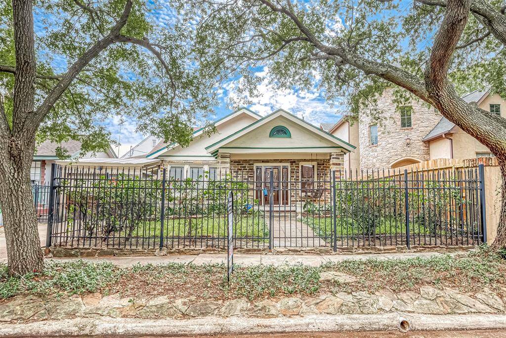 Fantastic location in Montrose! Peden is a classic tree-lined street where you can feel at HOME.