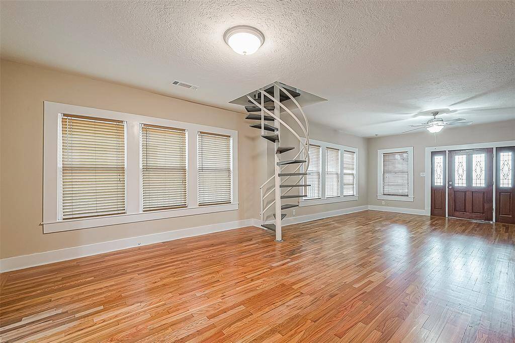 A virtual wall of windows means lots of natural light.
