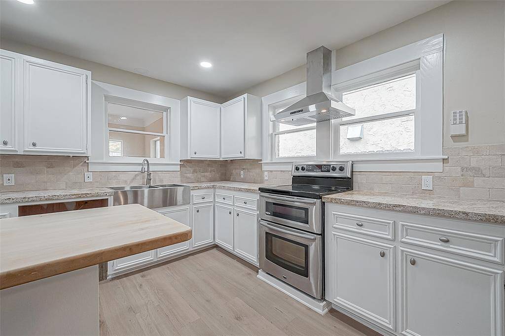 And look at the size of the beautiful kitchen! Just renovated with painted cabinets, granite countertops, tumbled travertine backsplash.