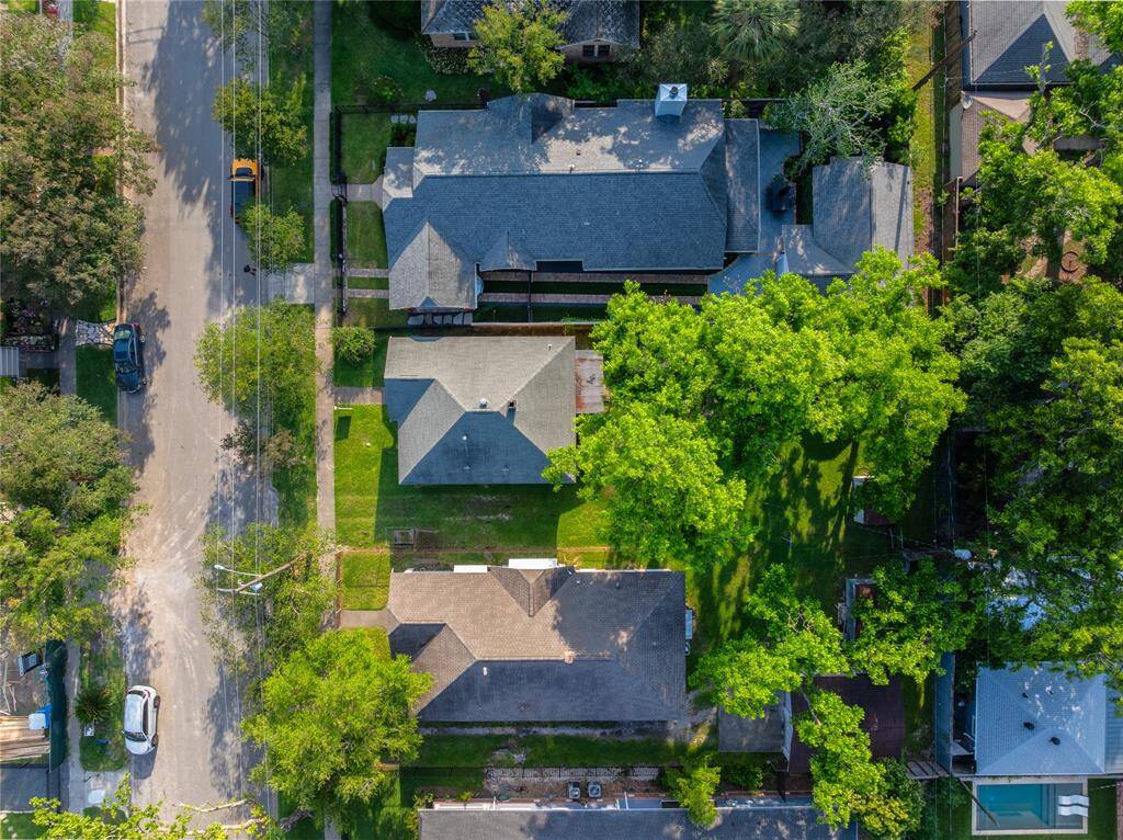 The taken-in alley adds an extra 7.5' to your backyard!