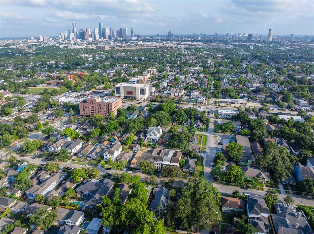 Easy drive to downtown, or many restaurants and bars!