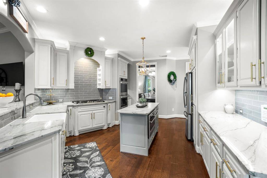 Step into this modern kitchen, wherefunctionality meets sophistication.