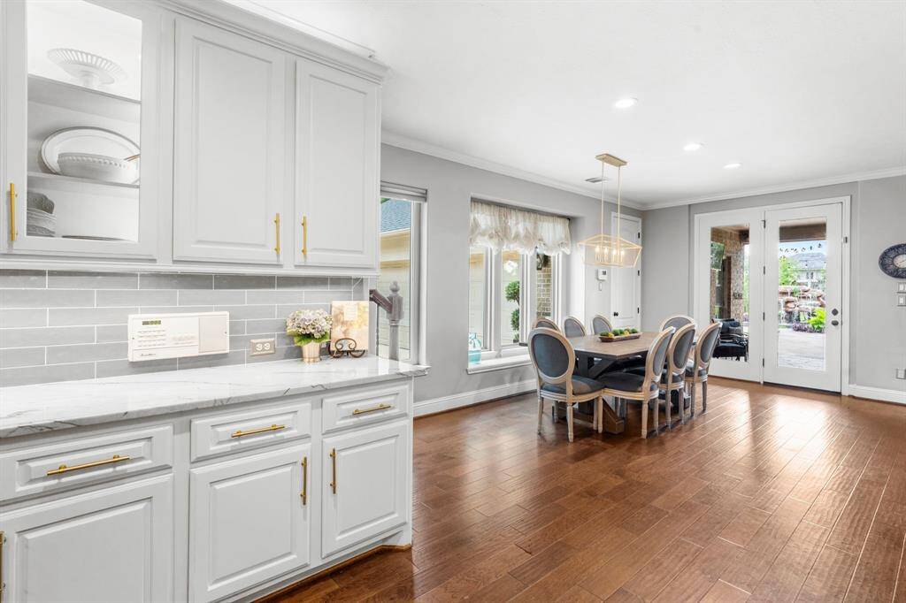 This thoughtfully designed homeseamlessly connects the kitchen witha charming breakfast area.