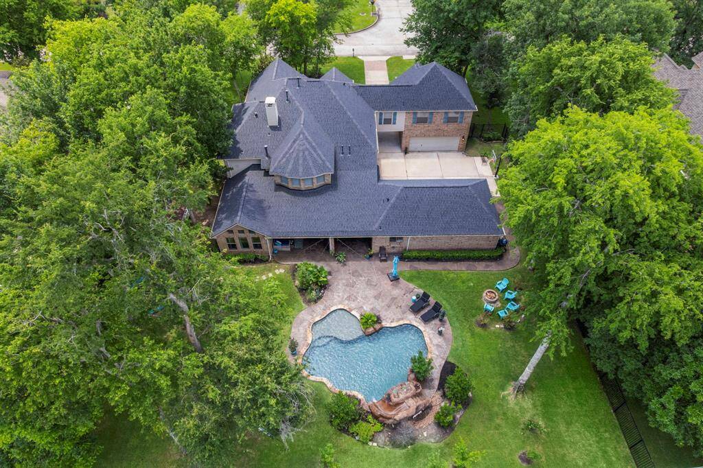 Come and see this spaciousbackyard oasis!