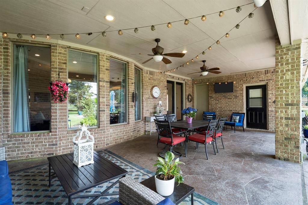 Surrounded by the beauty of theoutdoors, the large covered patiobecomes an extension of the home'sliving space.