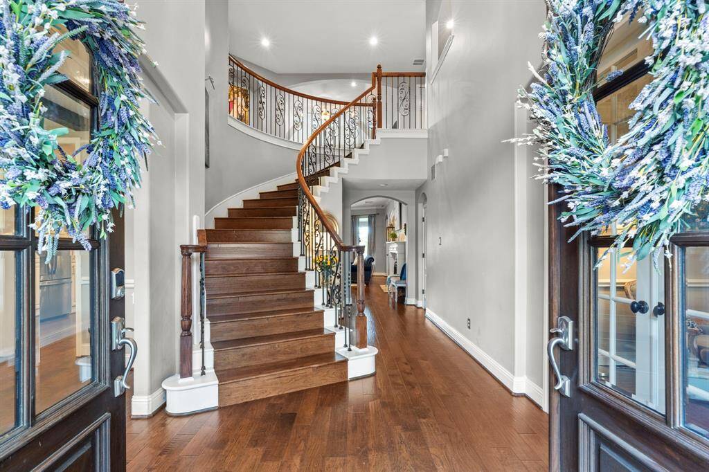 Step into luxury and warmth as youenter this home, where an expansiveand inviting entryway sets the tonefor a grand living experience.