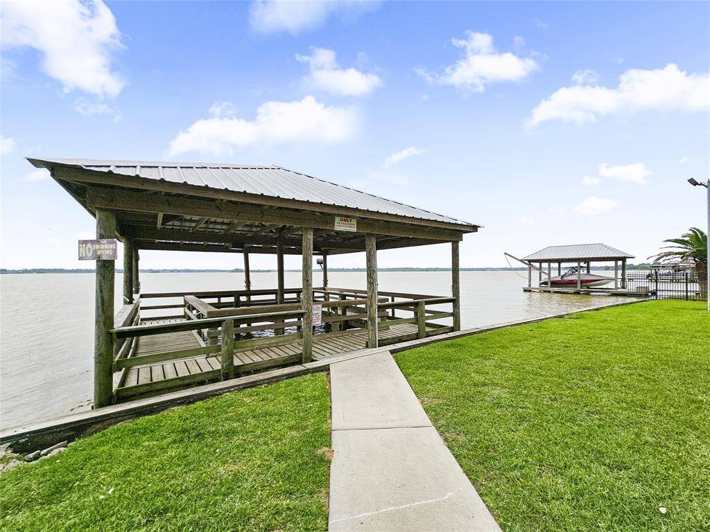 Neighborhood Private Access to  Lake Houston equipped with fishing pier, boat slip, large parking lot, and oversized green space with trees. Perfect for family gatherings.