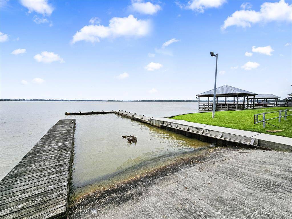 Neighborhood Private Access to  Lake Houston equipped with fishing pier, boat slip, large parking lot, and oversized green space with trees. Perfect for family gatherings.