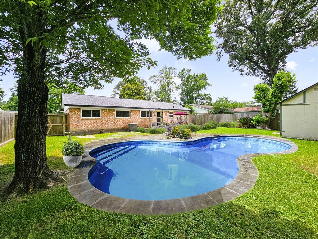 Oversized backyard. Imagine the possibilities! Pool, garden, add on the house, etc! - VIRTUALLY STAGED
