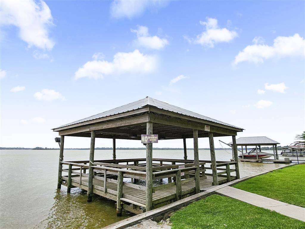 Neighborhood Private Access to  Lake Houston equipped with fishing pier, boat slip, large parking lot, and oversized green space with trees. Perfect for family gatherings.