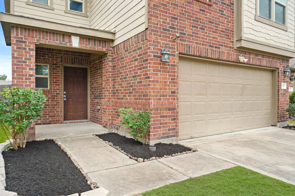 This gorgeous home has an inviting entrance that welcomes your family, friends, and guests.