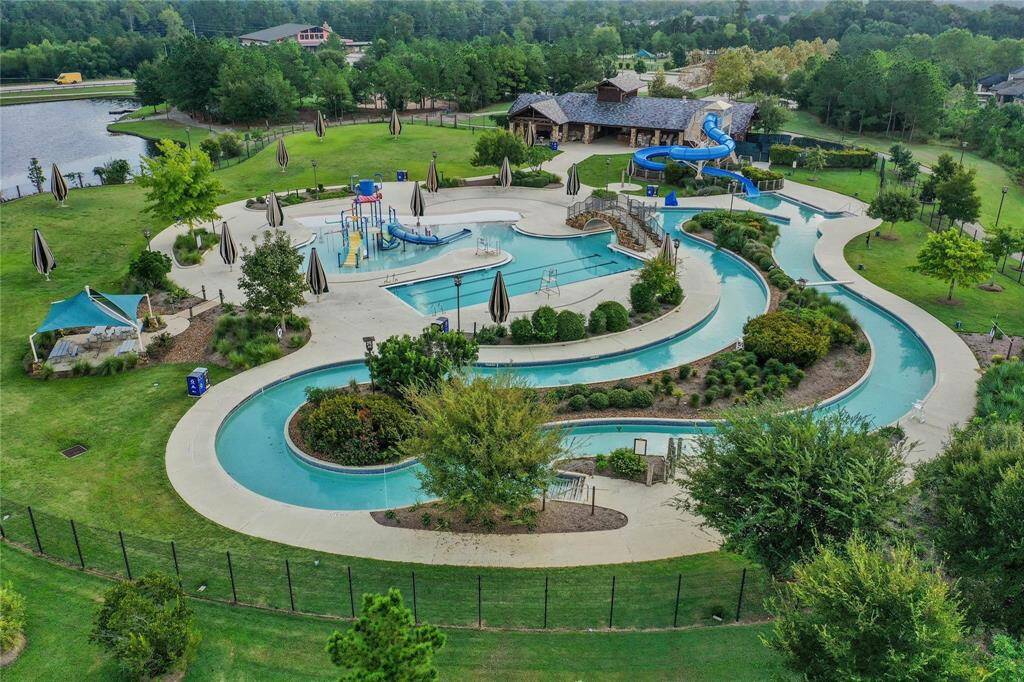 Nearby award winning Rob Fleming and Wendtwoods Parks.  Both with Splash Pads, Lazy Rivers, Lap Pools, redesigned playgrounds and Soccer/Event Fields