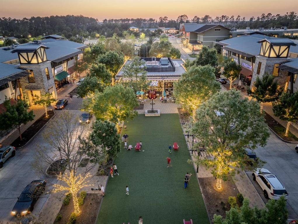 The newest Village Center of The Woodlands, Creekside Green anchored by Fieldings Wood Grill.  Multiple shops, Levure Coffee, Craft Pizza, Jordan's Sweet Shop, Dry Cleaner, Turfed Courtyard area, Splash Pad, Pet Grooming and more.
