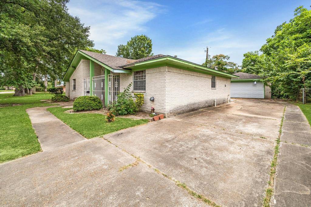 Elongated driveway and rear detached 2-car garage