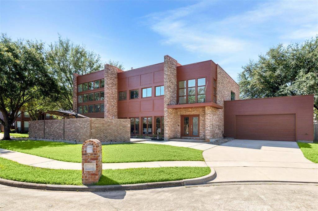 Corner lot in cul-de-sac in beautiful