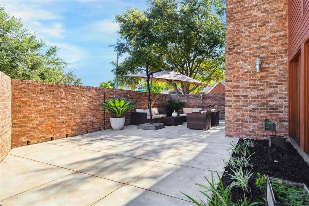 Family Living Room ... NanaWall of Glass Doors fully fold and completely opens the wall with seamless entry into the courtyard patio .... creates great usable indoor outdoor living space