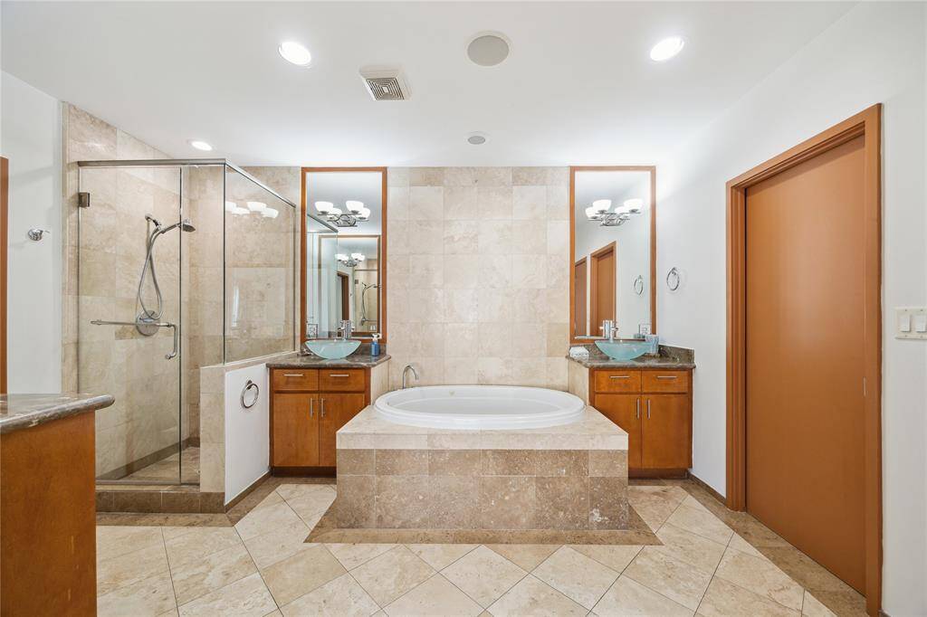 Bathroom EnSuite ... 2 Sinks and Dressing Vaniaty
