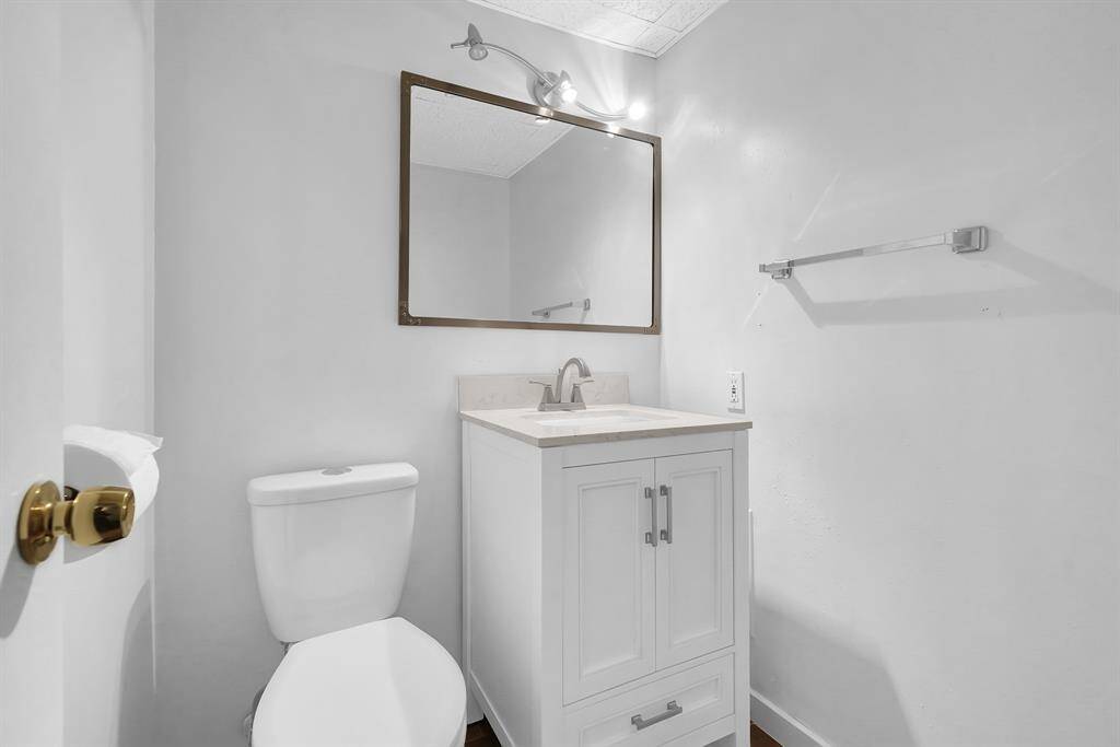 half bathroom in 5th bedroom.