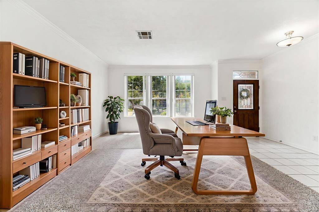 SPACIOUS STUDY AREA WITH LARGE WINDOWS OVERLOOKING THE FRONT YARD AND TILE ENTRY. **This room has been virtually staged.