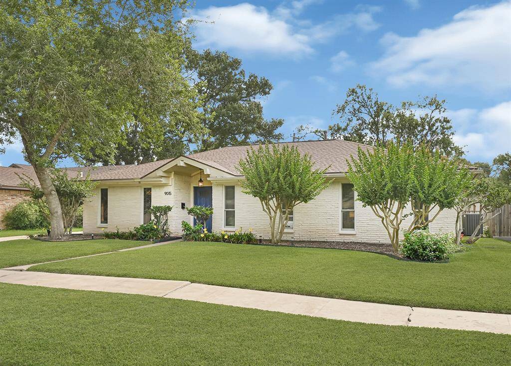 Delightful Home is situated between a synagogue and private school to the South, and a city park with an elementary school to the North. Zoned to highly acclaimed Herod Elementary and Bellaire High School.