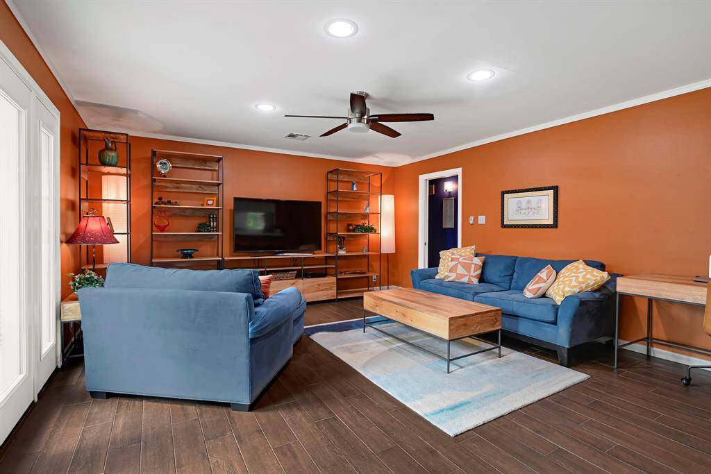 Gather the Family in this luxurious Living Room! Complete with a ceiling fan, recessed lighting, and durable ceramic wood-look flooring. The hallway connects to the entryway (right) and the bedrooms (left).