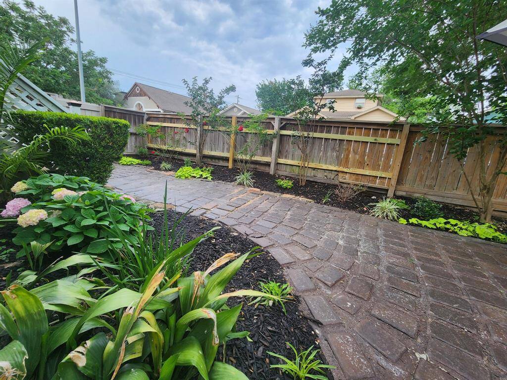 Private fenced in courtyard area