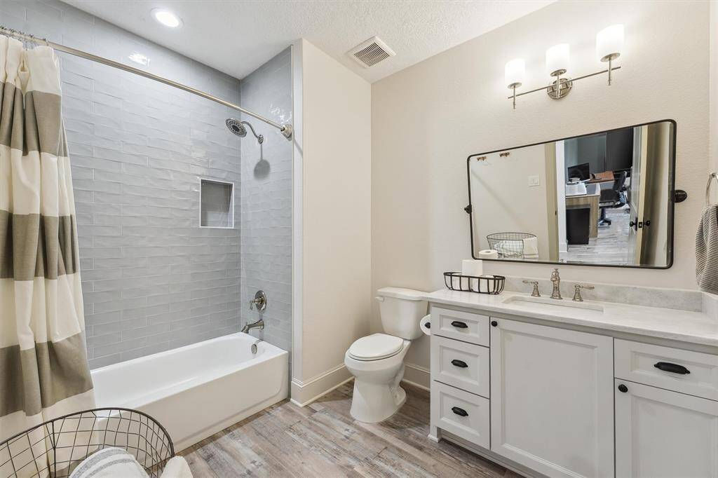 Full upstairs bath.