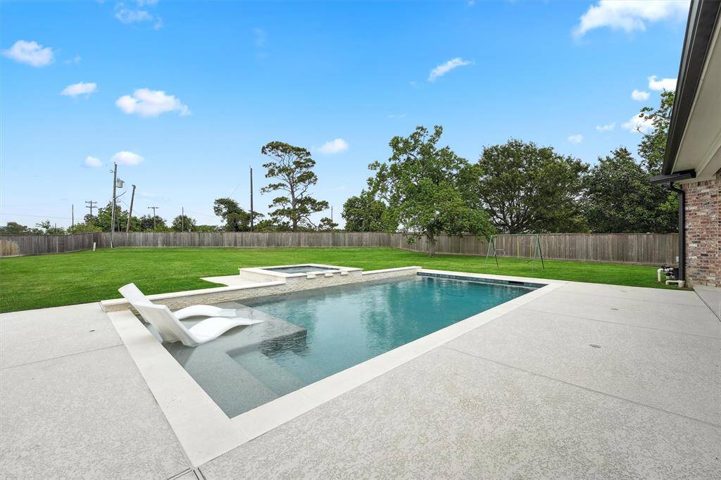 Complete privacy with no neighbors behind.