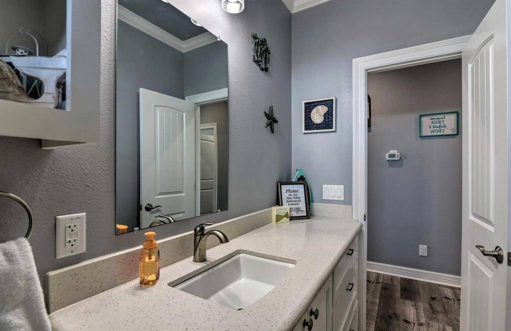 Guest bathroom.