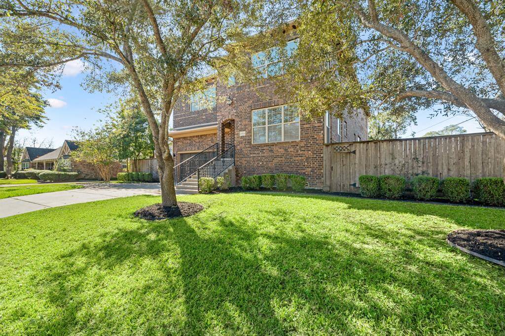 The Curb Appeal of this Gem is enhanced by Mature Trees and Landscaped Garden Beds. TheHouse offers Zoned A/C and Heat and 2 Water Heaters. The Home is Zoned to the Highly Acclaimed Kolter Elementary School.