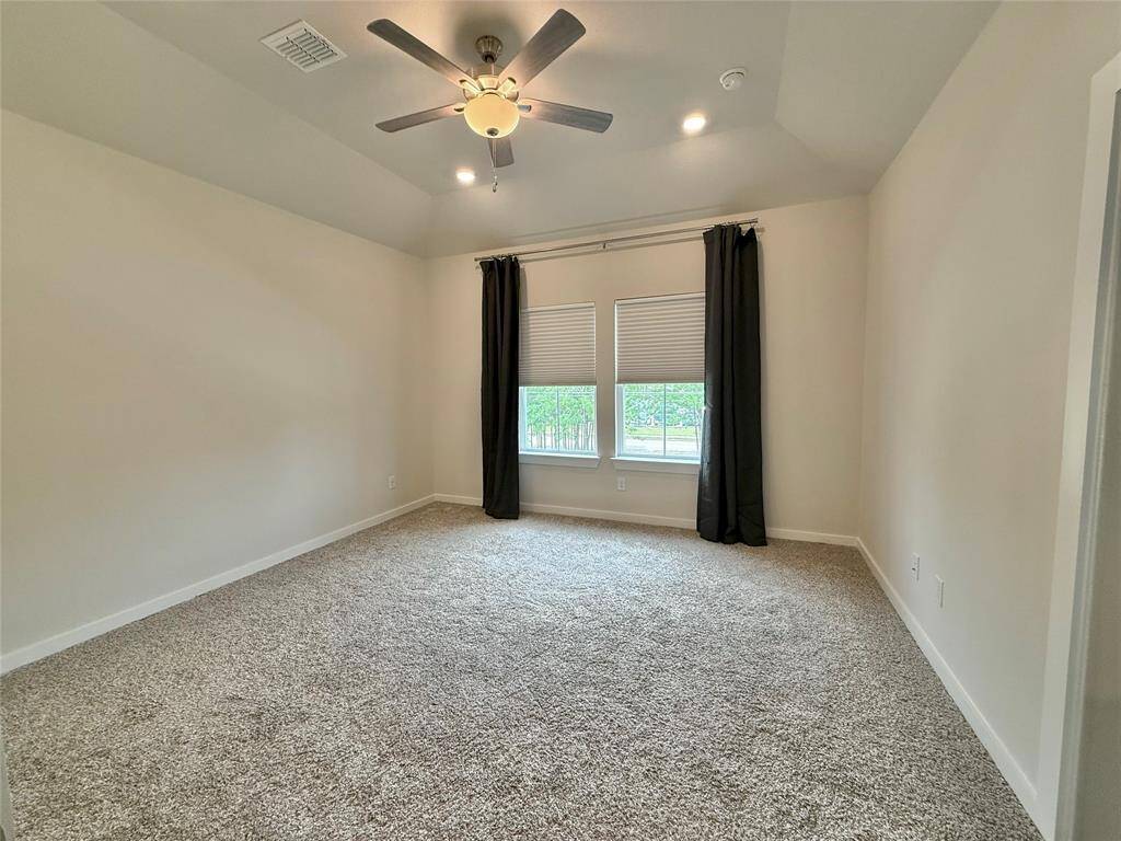 Spacious primary bedroom with en-suite bathroom.