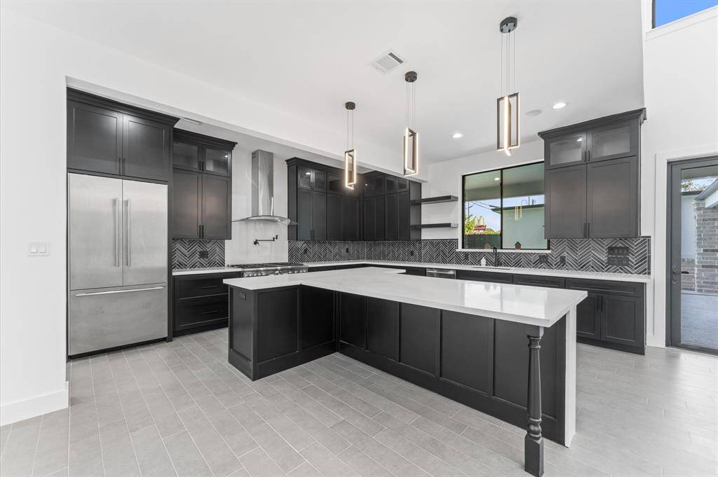 Grand Kitchen