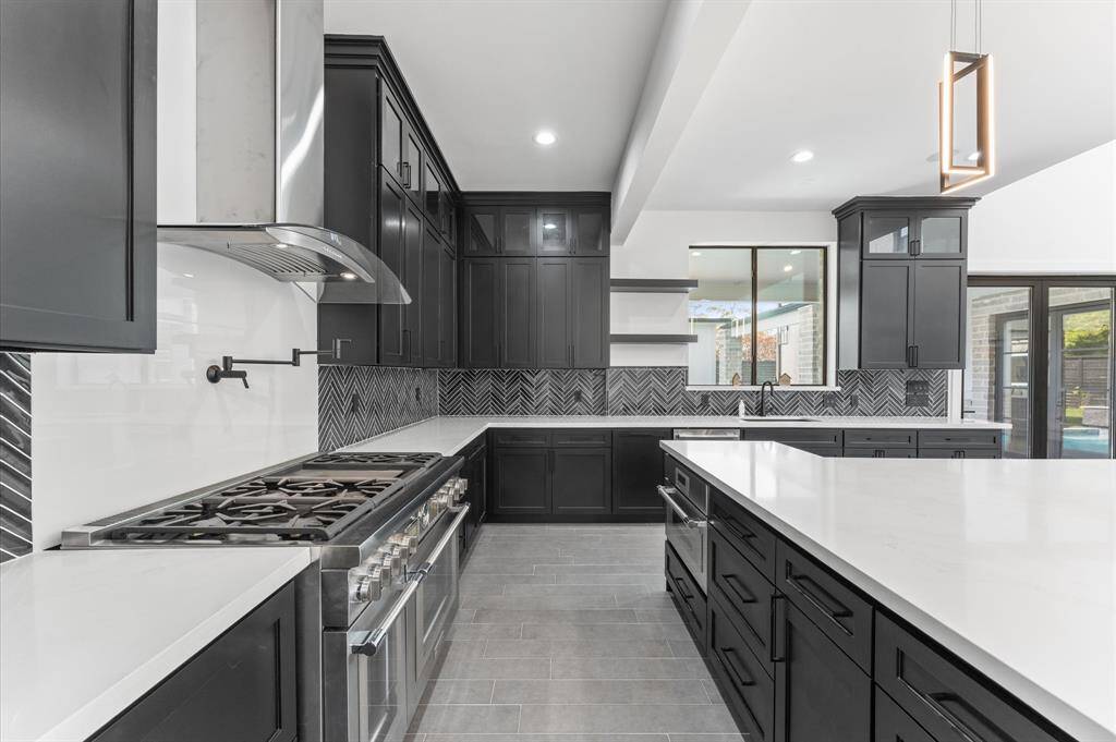 Quartz Countertops, Stainless Steel Appliances, Pot-filler