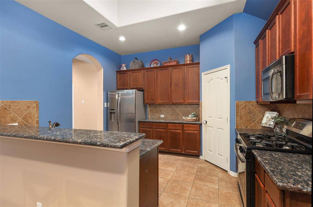 Kitchen features Granite Countertops and Breakfast Bar