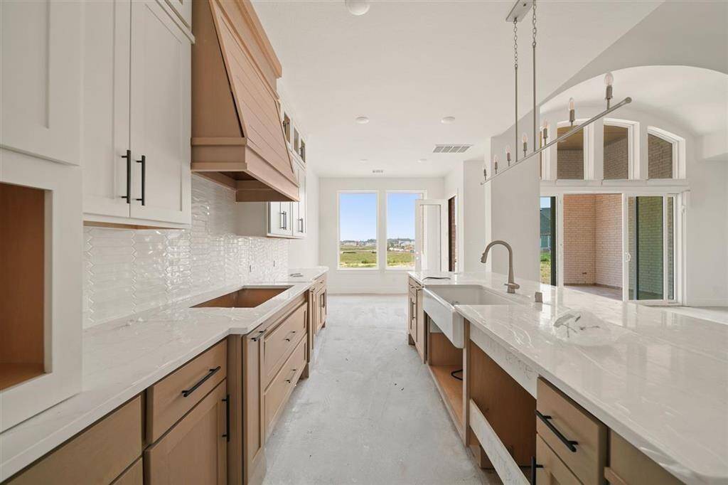 Two toned cabinets