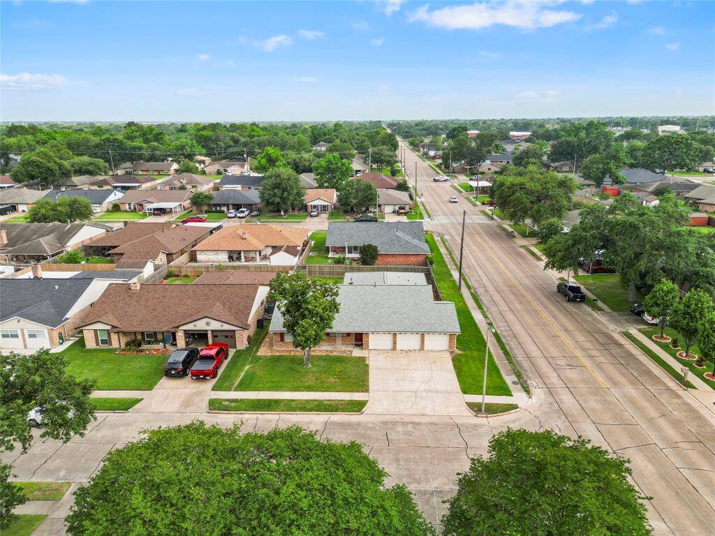 Located just minutes away from the 40-acre Dow Park, which offers Fitness Equipment, Splash Park, Gazebo, Multi-purpose Open Space, Picnic Tables, Pet Stations, Playgrounds, Restrooms, Sports Fields, Swimming Pool, Tennis Courts, Volleyball Court, and more!