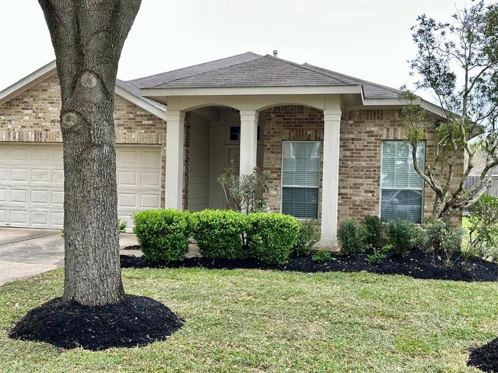 VERY COZY, IMMACULATE 3-2-2 in Villages of Town Center.