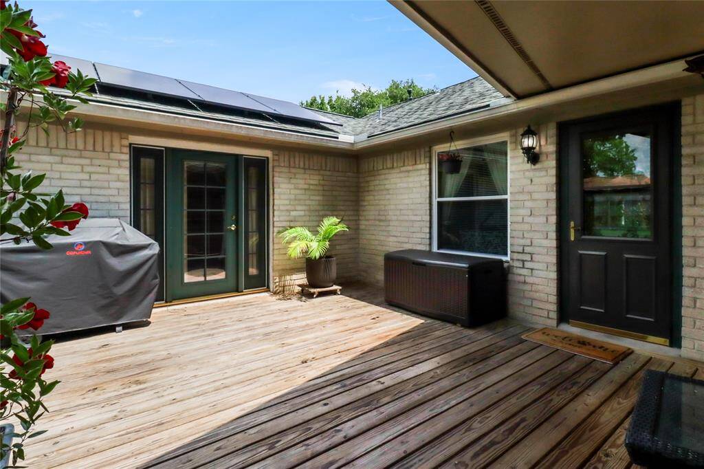 Separate Primary and Living Entrances to back