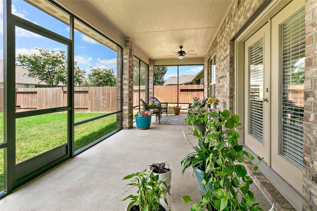 Views of the other side of the extended patio. Ideal for relaxation and entertaining.