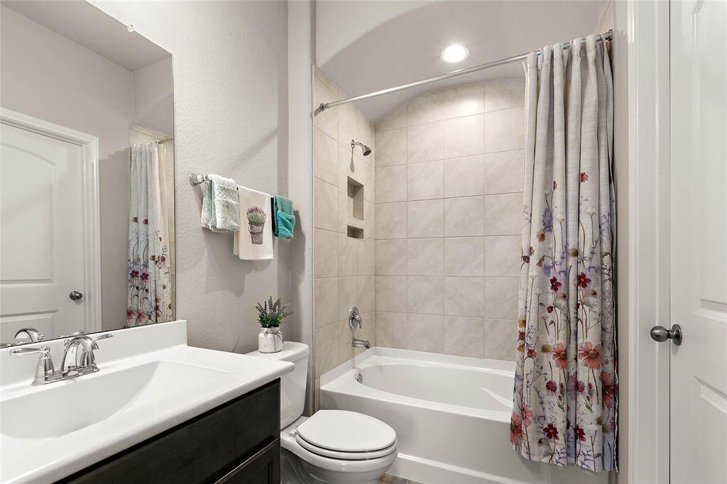 Lovely ensuite bathroom of second bedroom.