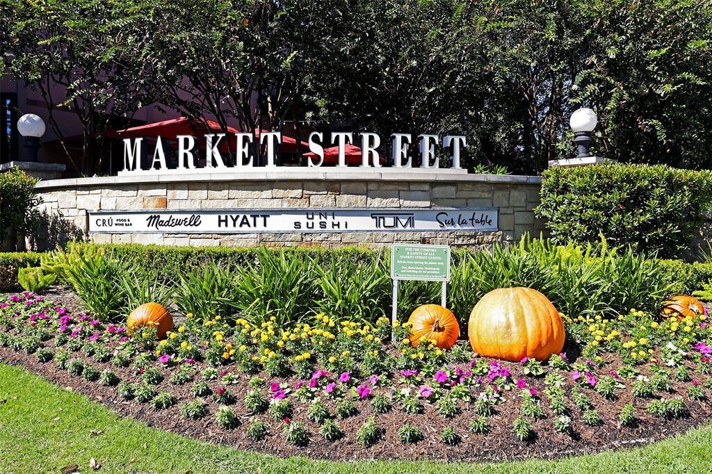 Market Street in The Woodlands Town Center is a beloved open-air lifestyle destination that perfectly blends upscale shopping, dining, and community charm. Designed like a classic town square, this walkable hub is lined with high-end retailers, cozy cafes, and fine restaurants, all set against beautifully manicured grounds and seasonal décor.