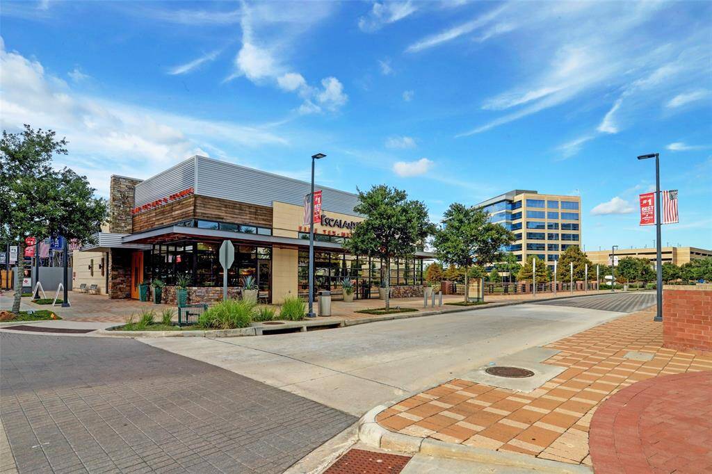 Hughes Landing offers a vibrant urban atmosphere with a relaxed, lakeside vibe. This dynamic district in The Woodlands is perfect for a casual evening out, with a variety of restaurants featuring spacious patios and scenic views. Strolling paths wind along the water, inviting peaceful walks or moments to pause and enjoy the surroundings.