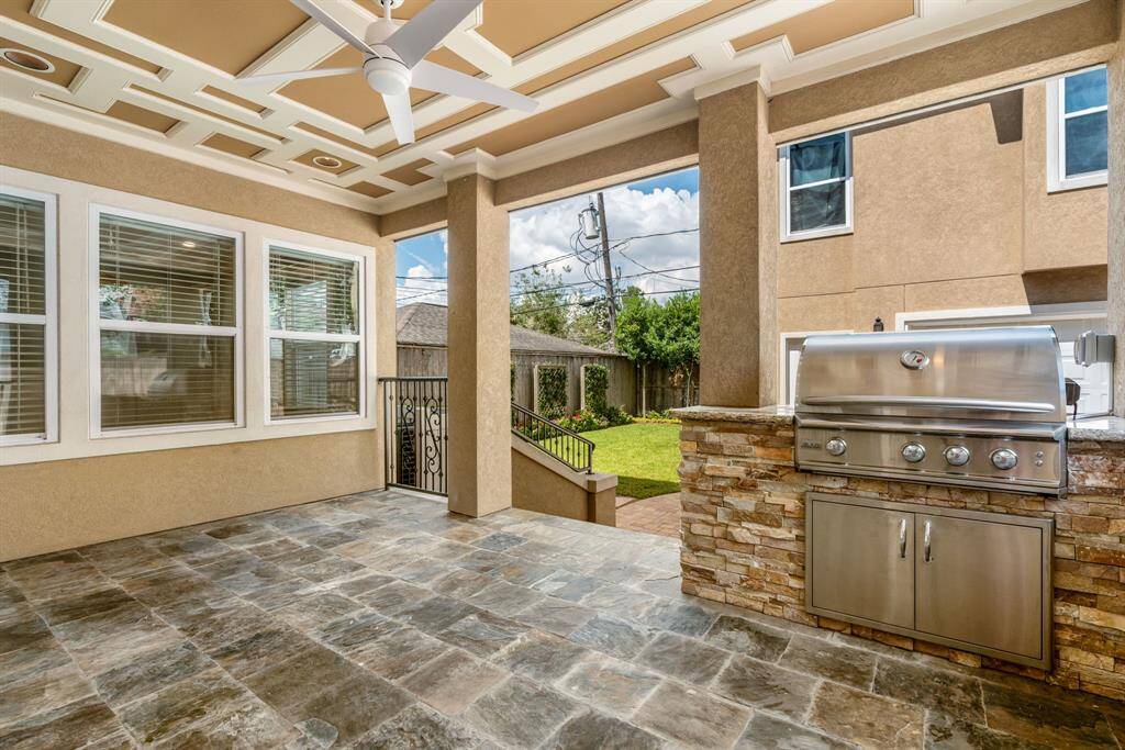 We got ourselves an outdoor kitchen for those BBQ nights.