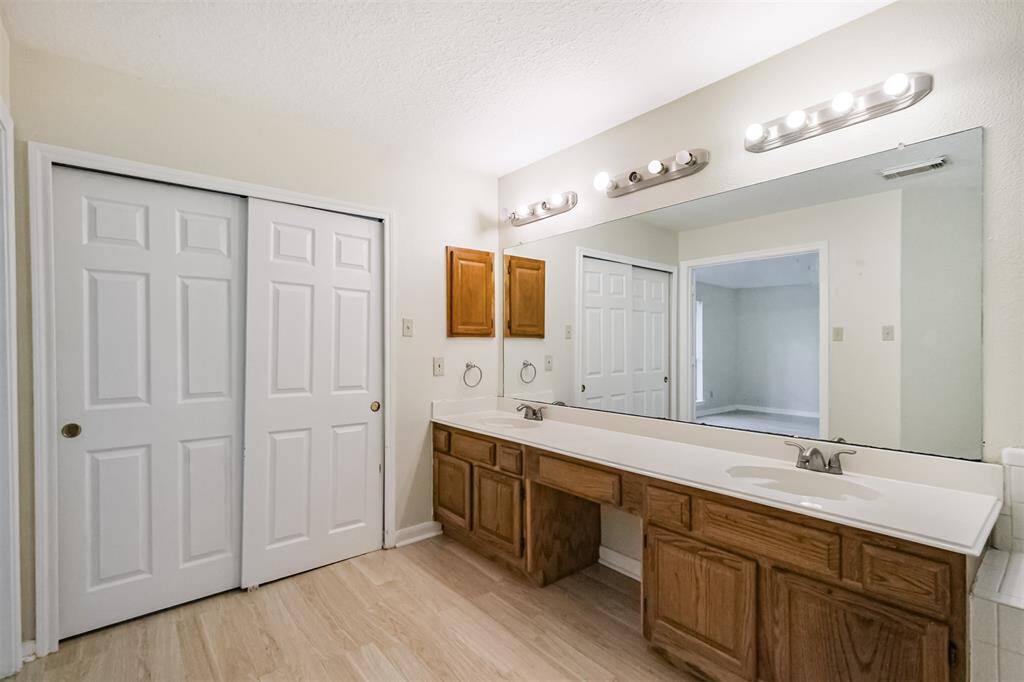 Hollywood-style lighting adds bright, even illumination to the space.