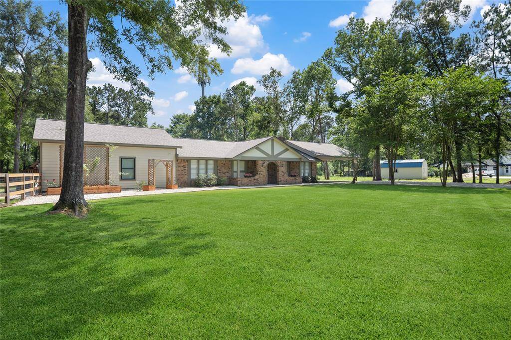 Sitting on just over 1 acre, you and your tiny humans and fur babies will have plenty of room to roam. Located at the end of the street so very little traffic!