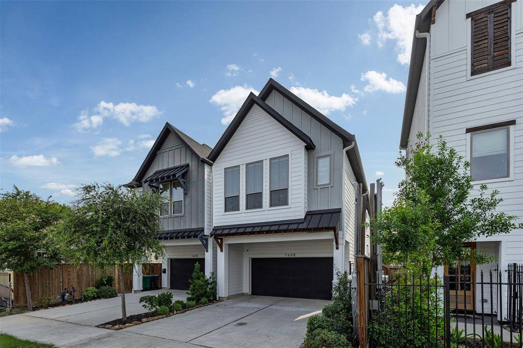 Welcome Home! Just moments away from Downtown/Midtown, the Astros at Daikin Park and a Metro Rail Ride away to the Texas Medical Center and NRG Stadium
