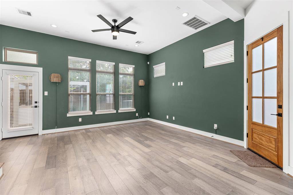 Gorgeous Kitchen with Modern Features, Quartz countertops and Stainless Steel Appliances