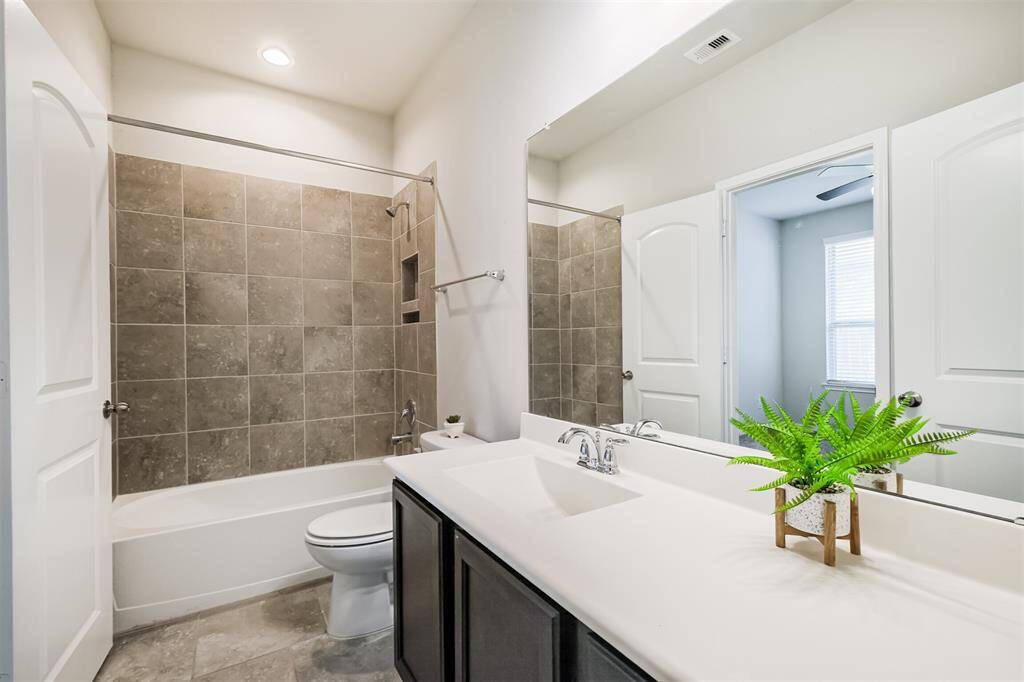 Secondary Room en-suite bath