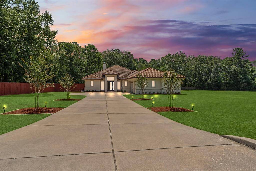 Inviting driveway leading to a spacious 3-car garage.
