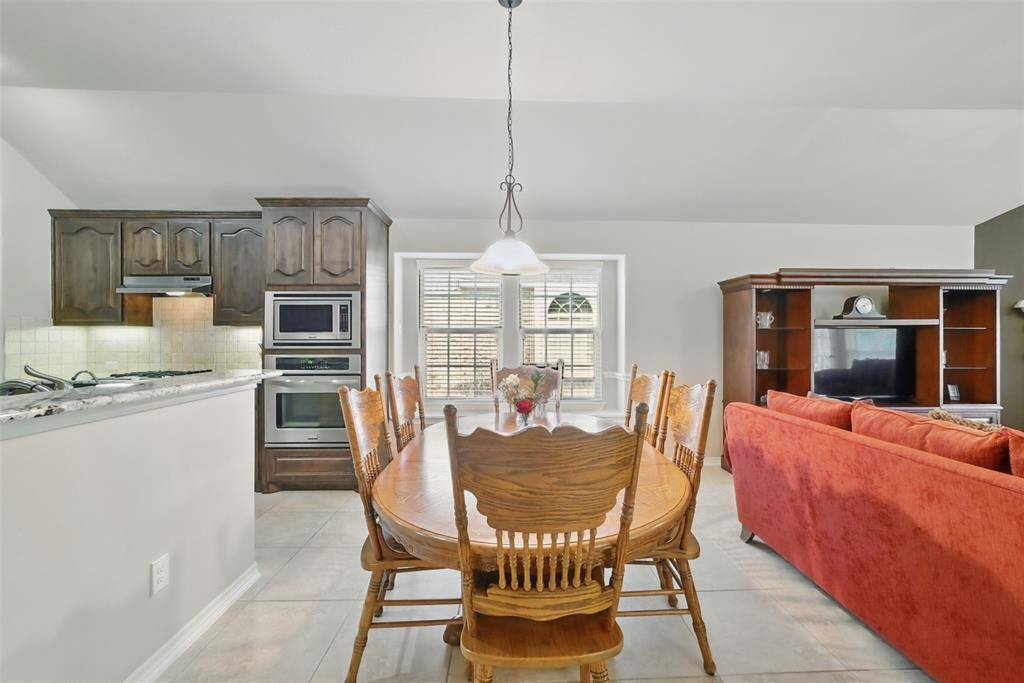 Breakfast area with double windows